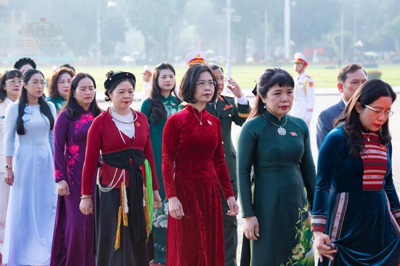 Đoàn đại biểu Quốc hội vào Lăng viếng Chủ tịch Hồ Chí Minh trước giờ khai mạc Kỳ họp thứ 2, Quốc hội khóa XVI.