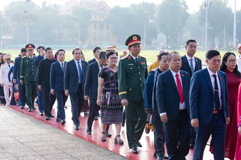 Đoàn đại biểu Quốc hội vào Lăng viếng Chủ tịch Hồ Chí Minh trước giờ khai mạc Kỳ họp thứ 2, Quốc hội khóa XVI.
