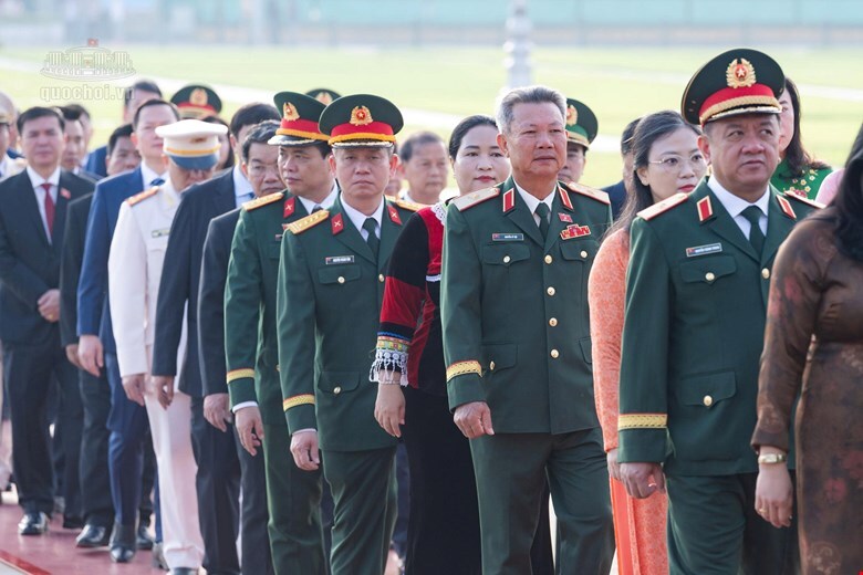 Đoàn đại biểu Quốc hội vào Lăng viếng Chủ tịch Hồ Chí Minh trước giờ khai mạc Kỳ họp thứ 2, Quốc hội khóa XVI.