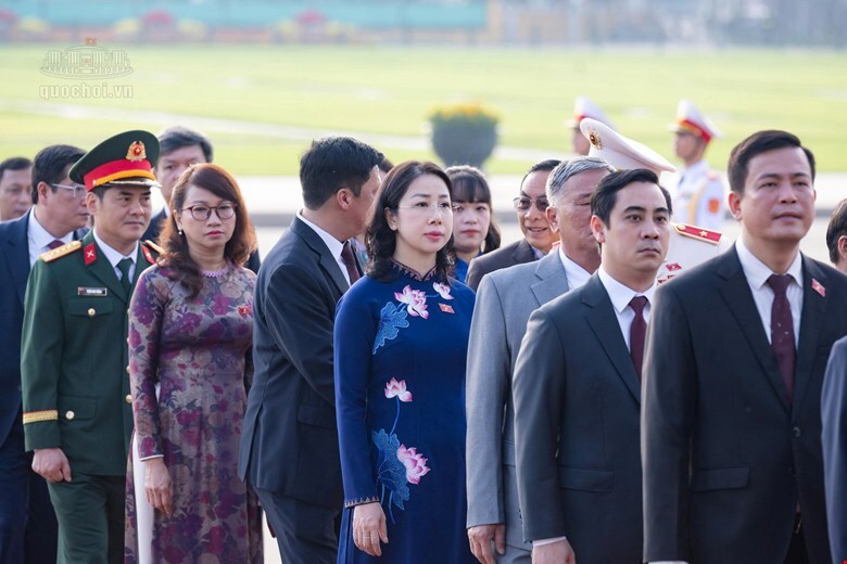 Đoàn đại biểu Quốc hội vào Lăng viếng Chủ tịch Hồ Chí Minh trước giờ khai mạc Kỳ họp thứ 2, Quốc hội khóa XVI.