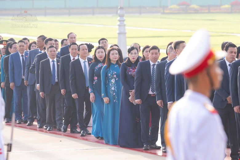 Đoàn đại biểu Quốc hội vào Lăng viếng Chủ tịch Hồ Chí Minh trước giờ khai mạc Kỳ họp thứ 2, Quốc hội khóa XVI.