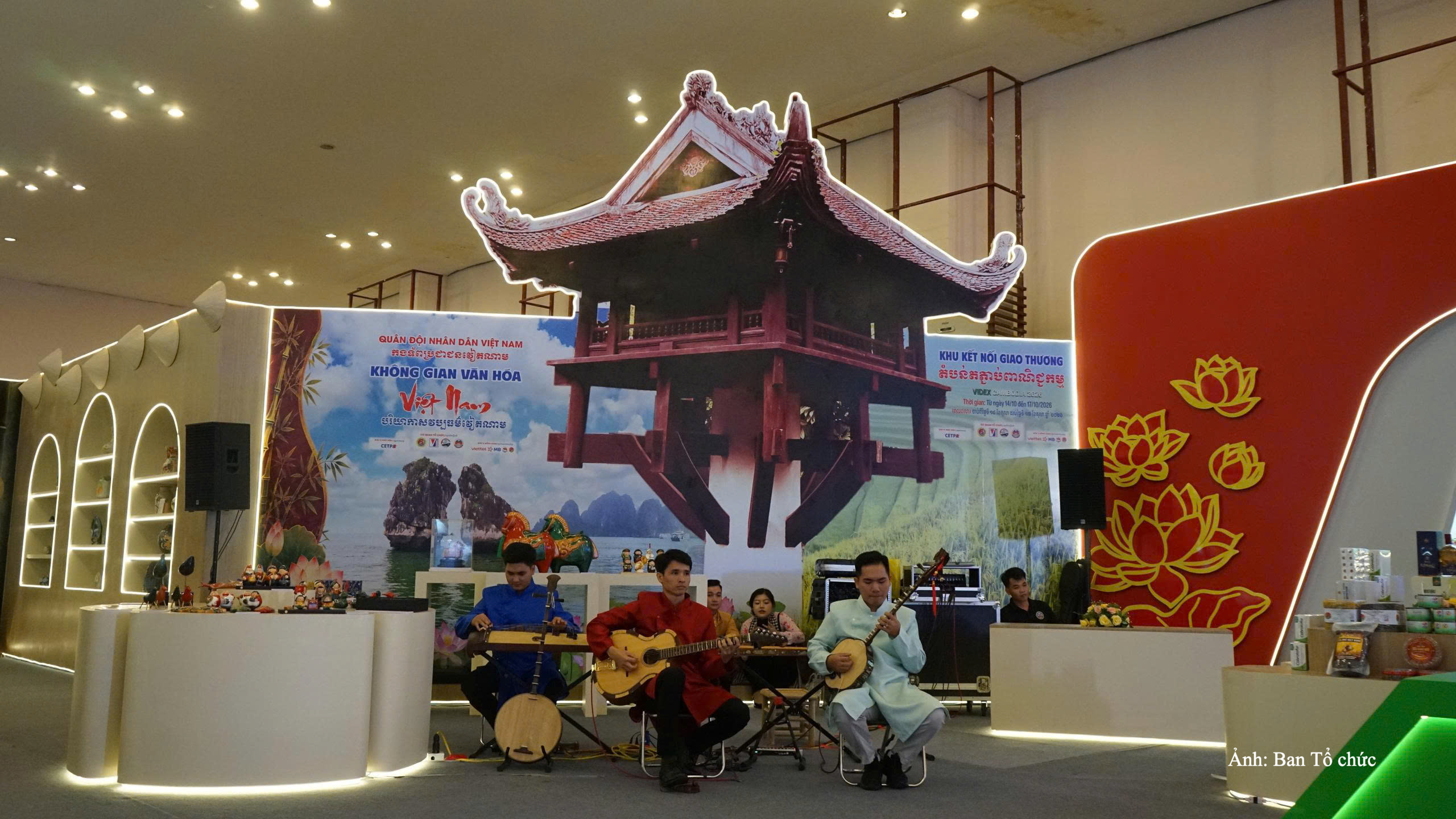 Không gian văn hoá tại hội chợ.