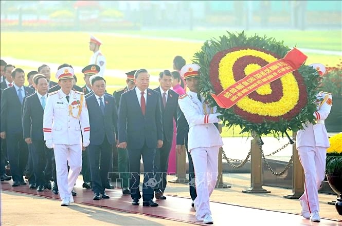 Tổng Bí thư, Chủ tịch nước Tô Lâm cùng đoàn đại biểu Quốc hội vào Lăng viếng Chủ tịch Hồ Chí Minh trước giờ khai mạc Kỳ họp thứ 2, Quốc hội khóa XVI.
