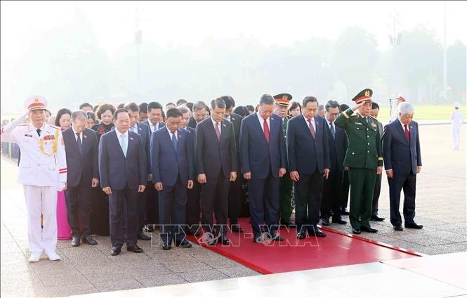 Tổng Bí thư, Chủ tịch nước Tô Lâm cùng đoàn đại biểu Quốc hội bày tỏ lòng thành kính trước lăng Chủ tịch Hồ Chí Minh - vị Lãnh tụ kính yêu của dân tộc Việt Nam.