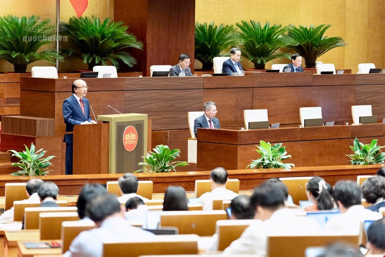 Chủ nhiệm Ủy ban Pháp luật và Tư pháp của Quốc hội Phan Chí Hiếu trình bày báo cáo thẩm tra.
