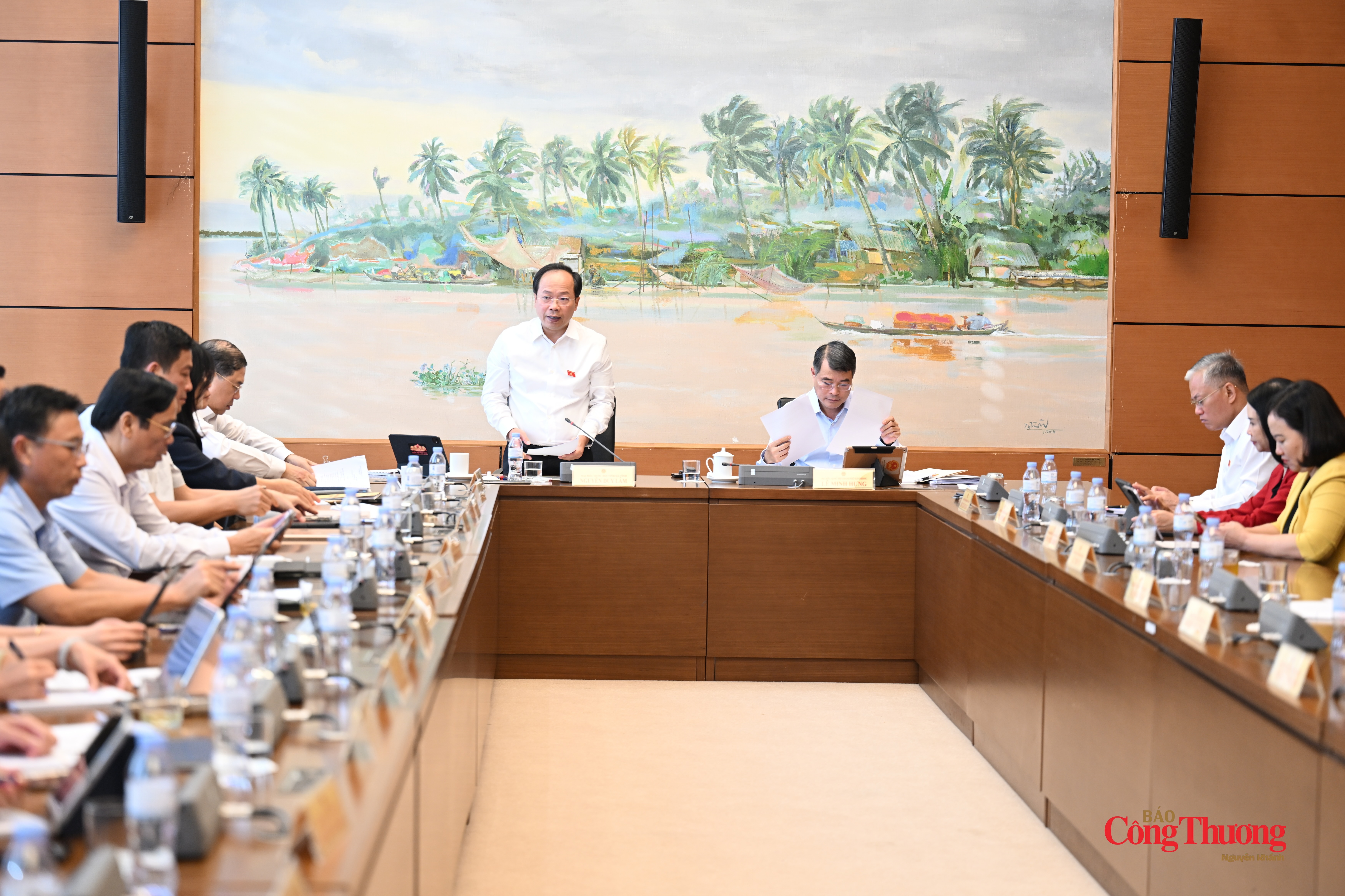 Đồng chí Nguyễn Duy Lâm, Trưởng đoàn đại biểu Quốc hội tỉnh Hà Tĩnh chủ trì. Tham dự tổ 3 có Thủ tướng Chính phủ Lê Minh Hưng và Phó Thủ tướng Thường trực Chính phủ Phạm Gia Túc.