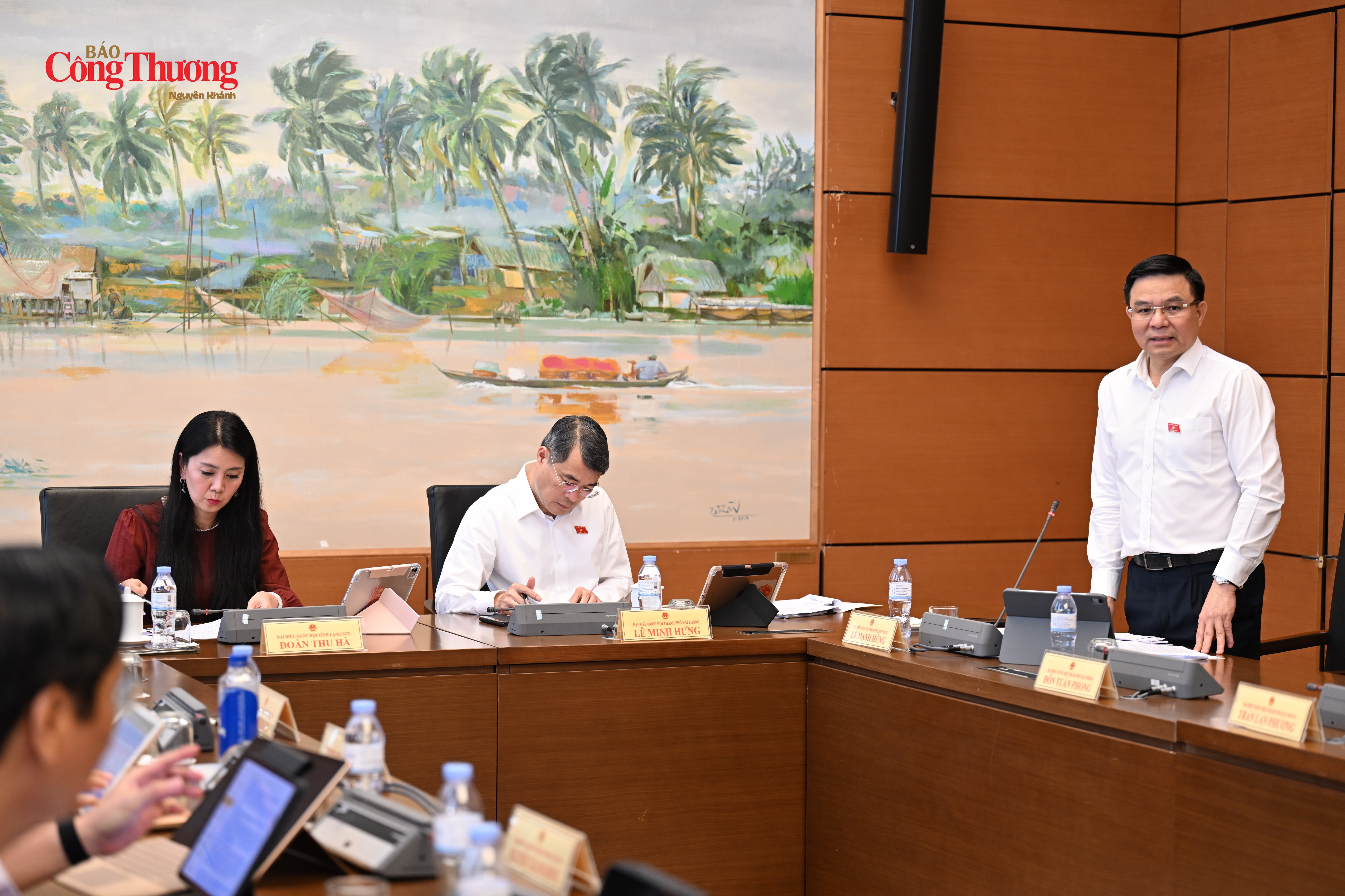 Bộ trưởng Bộ Công Thương Lê Mạnh Hùng thảo luận tại Tổ 3.