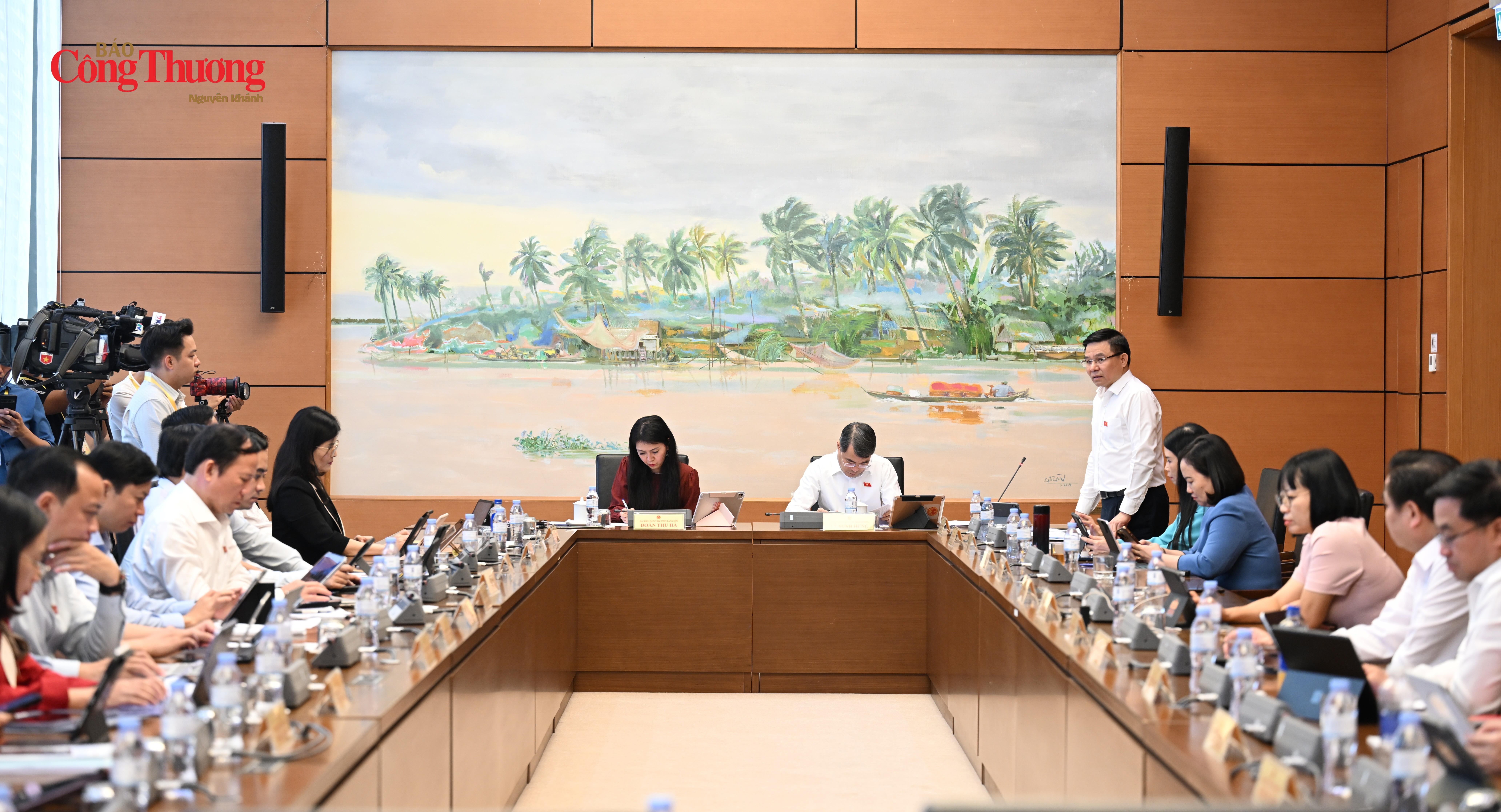 Đồng chí Lê Mạnh Hùng, Ủy viên Trung ương Đảng, Bộ trưởng Bộ Công Thương thảo luận tại Tổ 3.