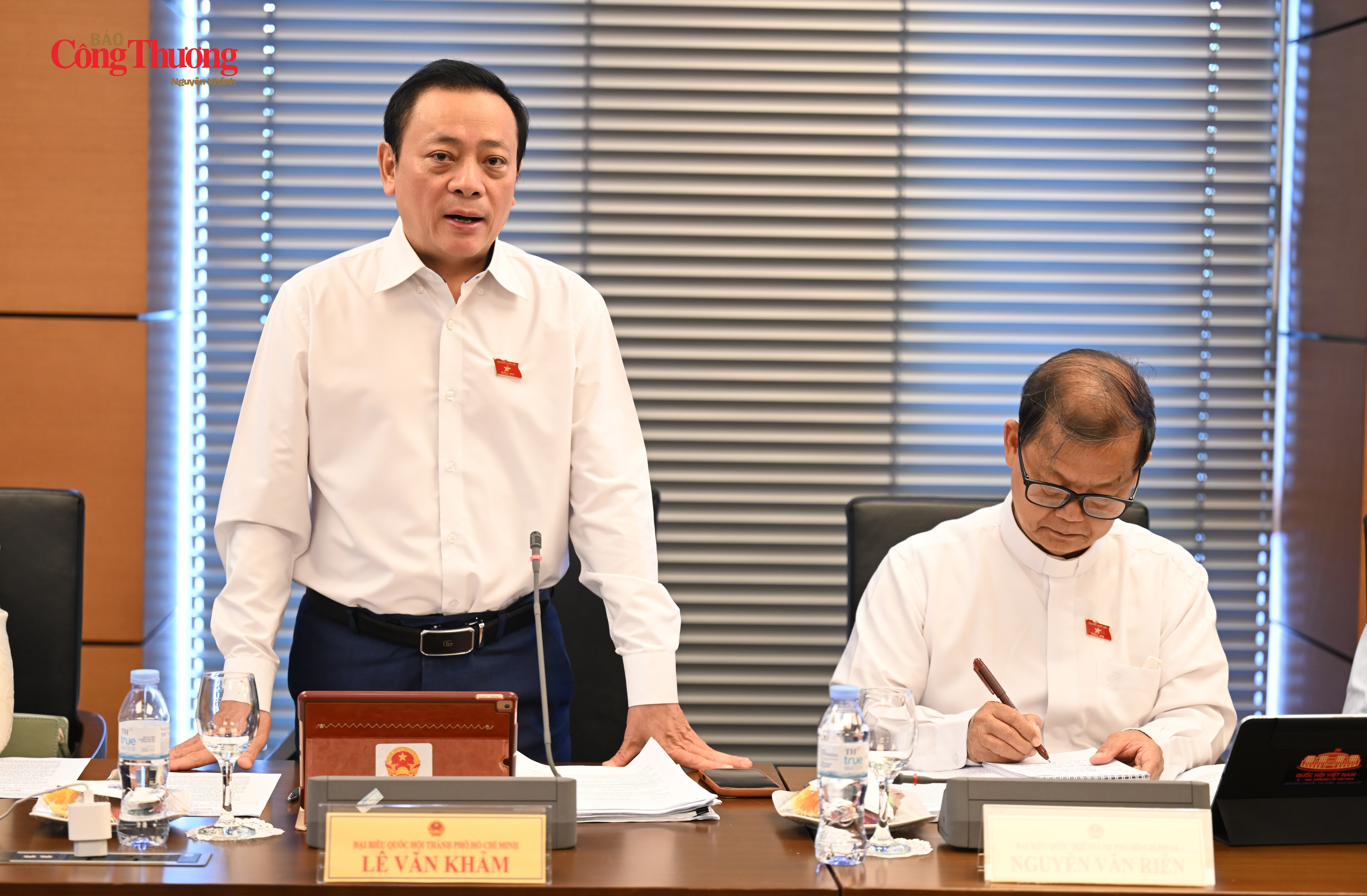 Đại biểu Lê Văn Khảm (Đoàn đại biểu Quốc hội TP. Hồ Chí Minh), Ủy viên là đại biểu Quốc hội hoạt động chuyên trách tại Ủy ban Văn hóa và Xã hội.