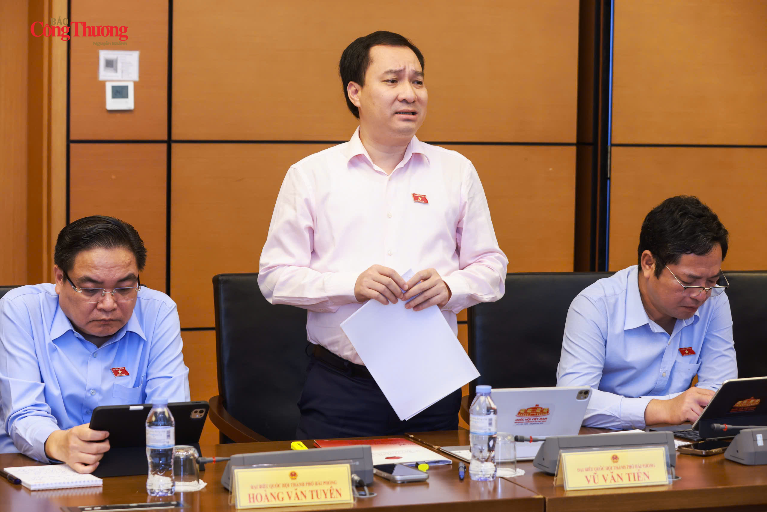 Đại biểu Vũ Văn Tiến (Đoàn đại biểu Quốc hội TP. Hải Phòng) thảo luận tại Tổ 3.