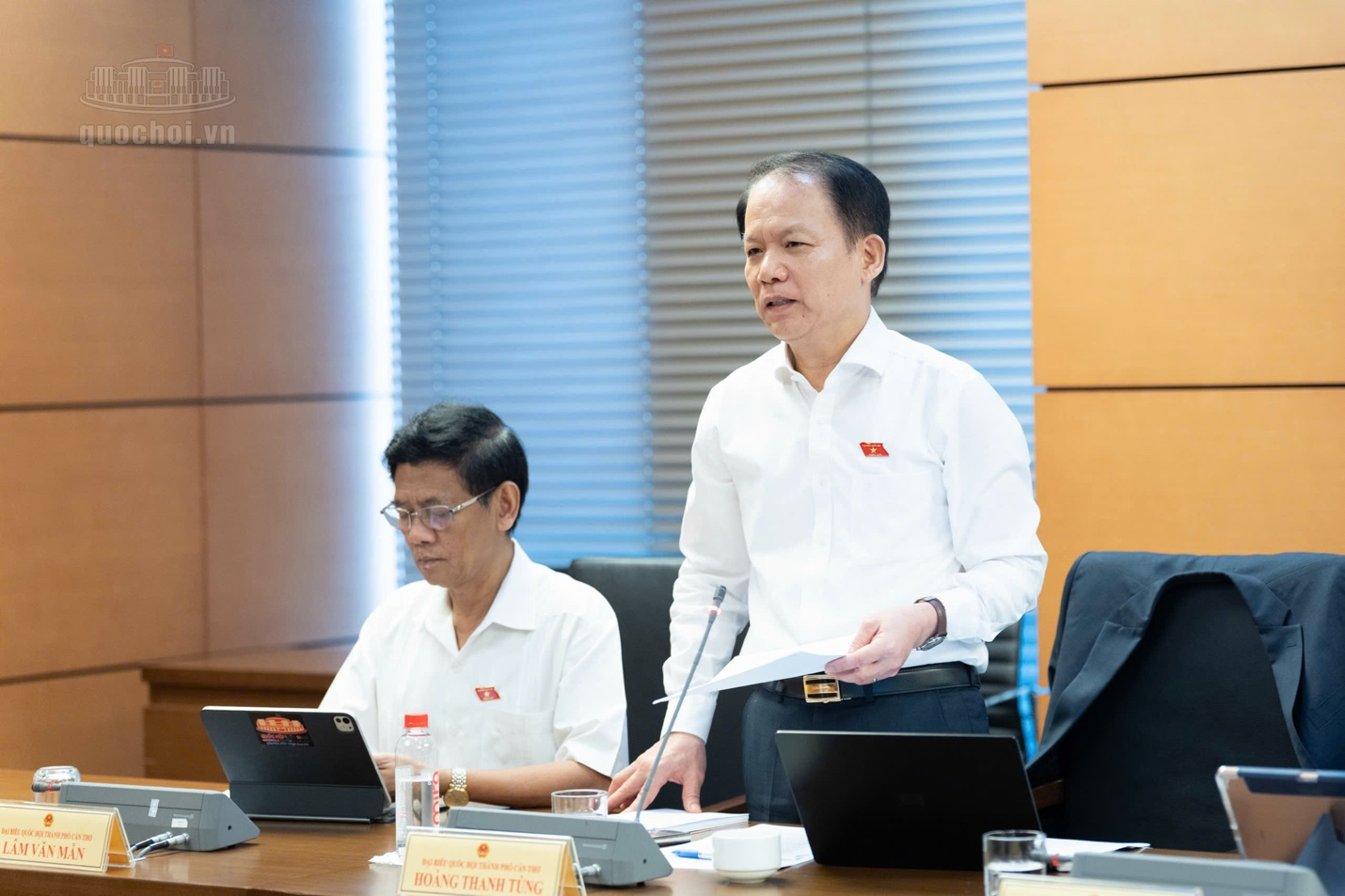 Bộ trưởng Bộ Tư pháp Hoàng Thanh Tùng (Đại biểu Quốc hội TP. Cần Thơ) phát biểu tại Tổ.