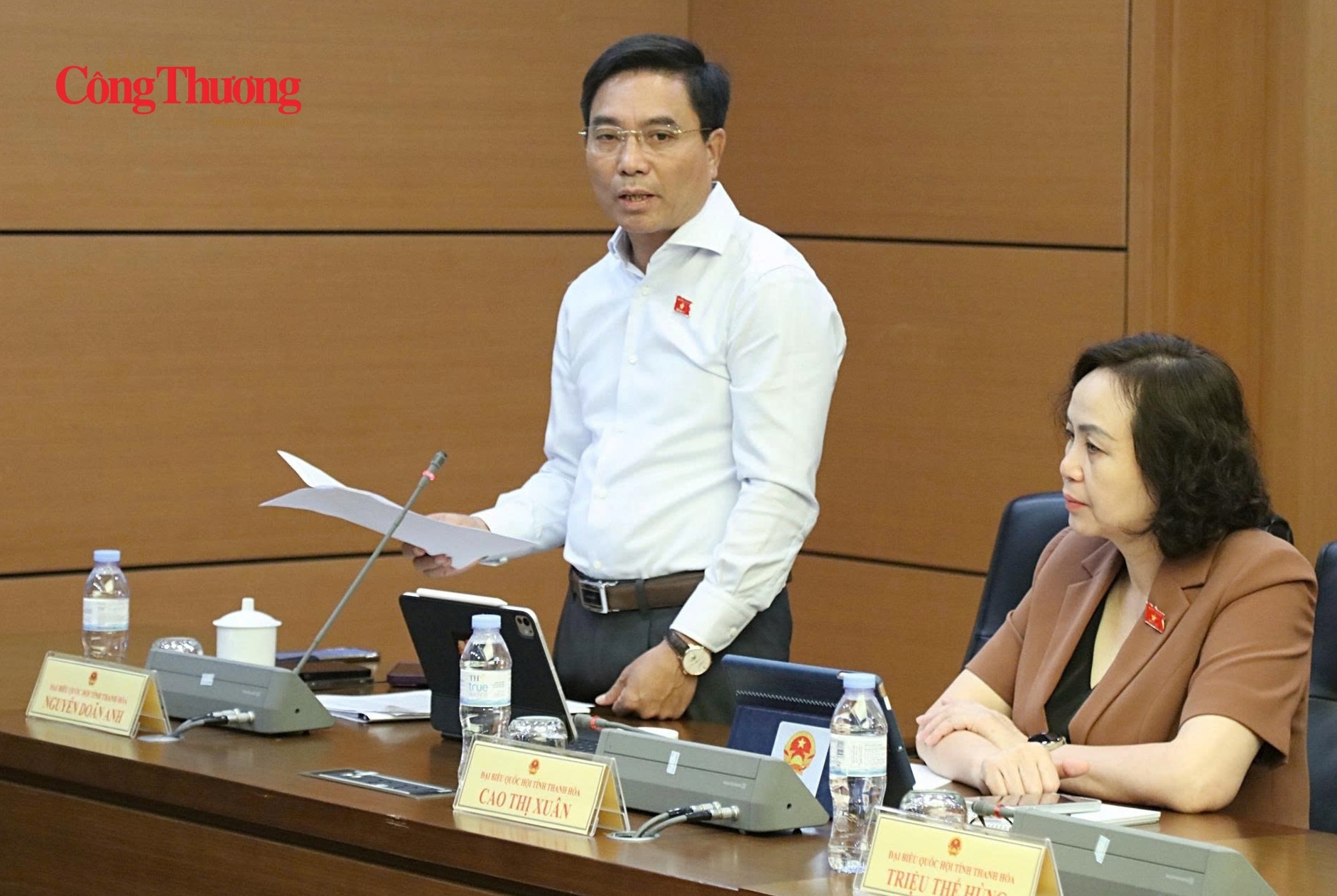 Phó Chủ tịch Quốc hội Nguyễn Doãn Anh thảo luận tại Tổ 13.