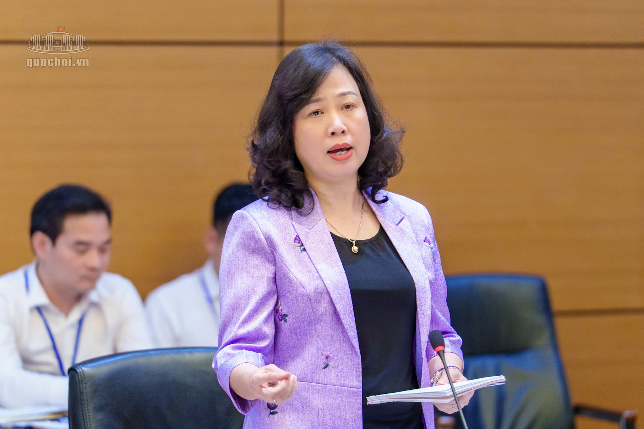 Bộ trưởng Bộ Y tế Đào Hồng Lan phát biểu làm rõ các vấn đề đại biểu Quốc hội quan tâm.