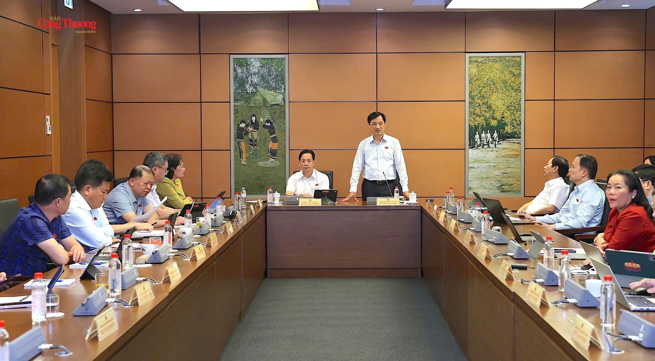 Trưởng Ban Tổ chức Trung ương Nguyễn Duy Ngọc góp ý các dự án Luật.