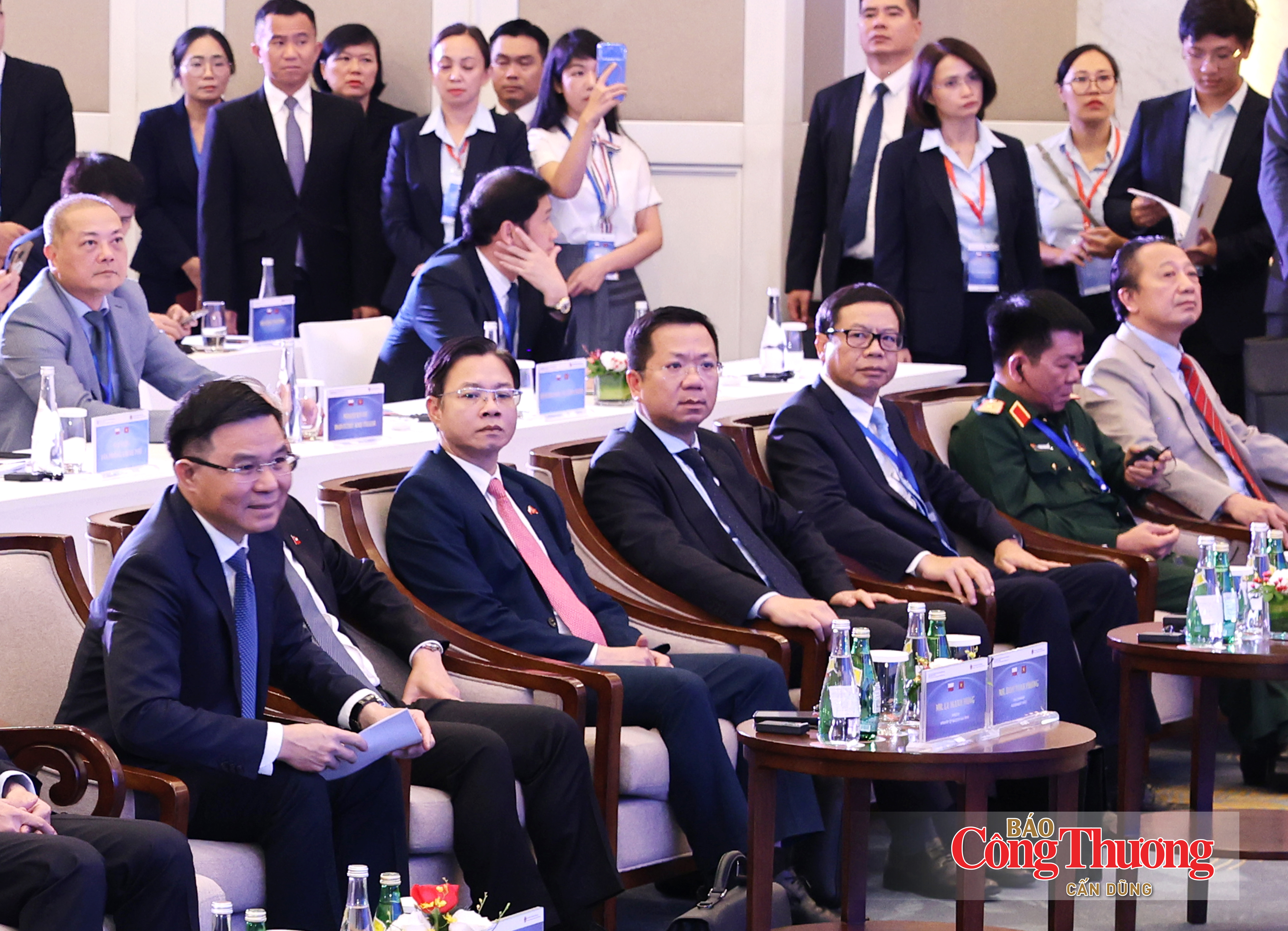 Bộ trưởng Bộ Công Thương Lê Mạnh Hùng cùng các đại biểu tham dự hội nghị.