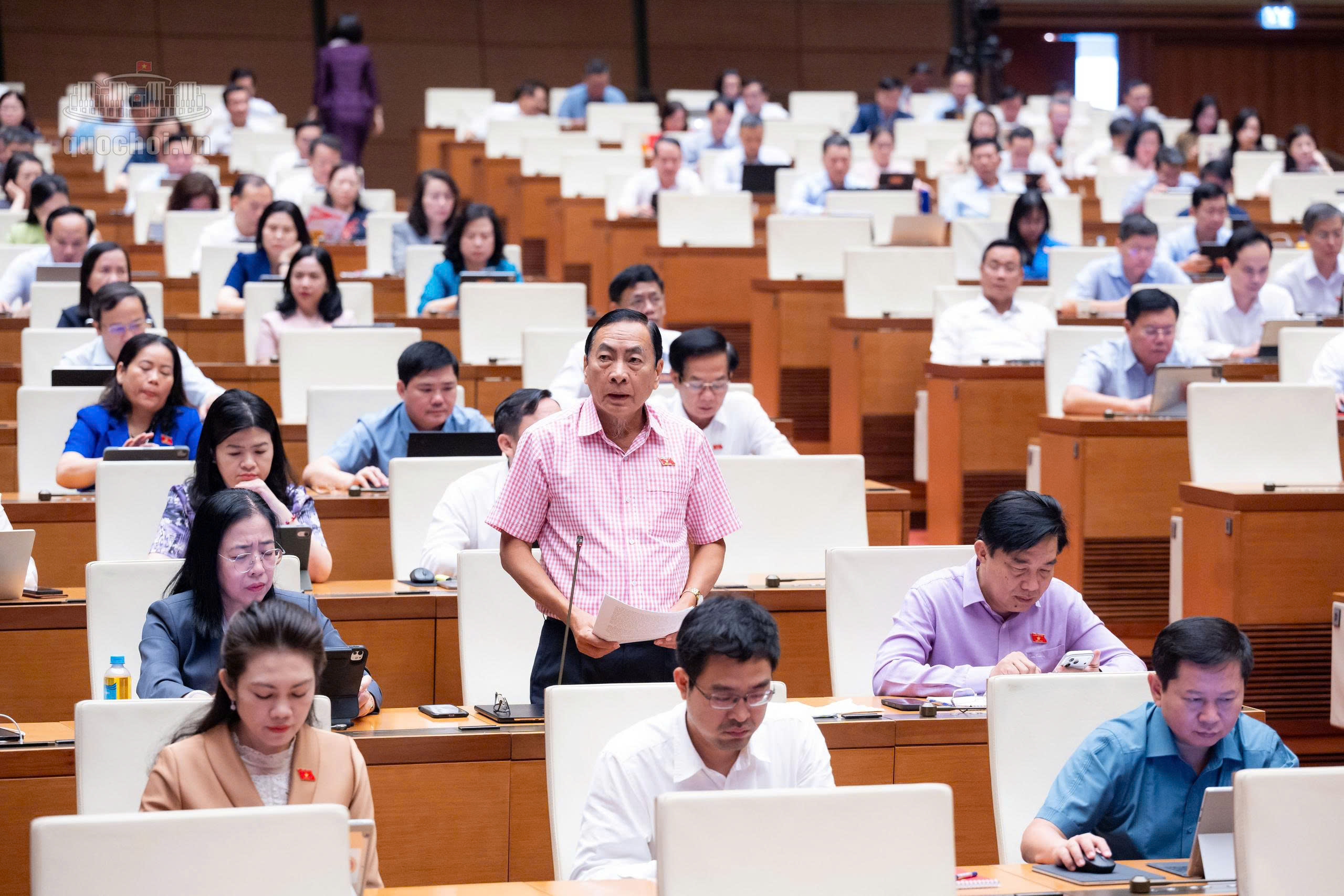 Đại biểu Phạm Văn Hòa (Đoàn đại biểu Quốc hội tỉnh Đồng Tháp) phát biểu thảo luận tại hội trường.