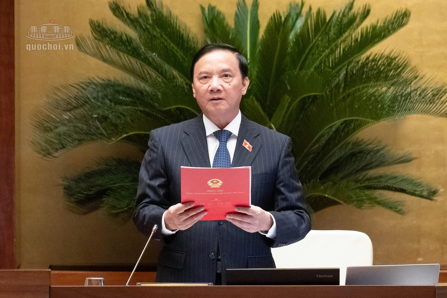 Phó Chủ tịch Quốc hội Nguyễn Khắc Định điều hành phiên thảo luận.