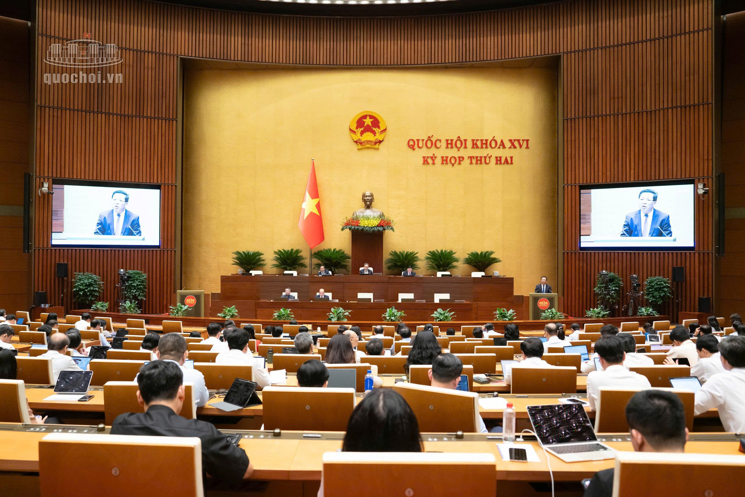 Bộ trưởng Bộ Xây dựng Trần Hồng Minh giải trình các vấn đề đại biểu Quốc hội quan tâm.