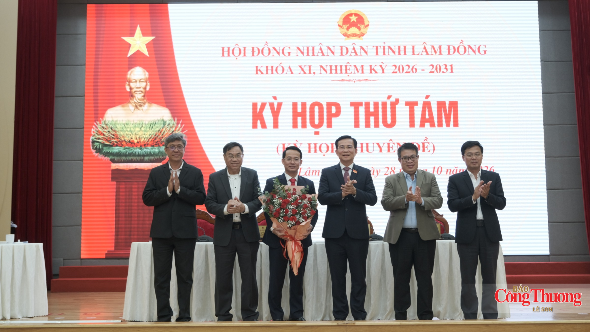 Tân Phó Chủ tịch UBND tỉnh Lâm Đồng chụp ảnh lưu niệm cùng Chủ tịch và các Phó Chủ tịch UBND tỉnh Lâm Đồng