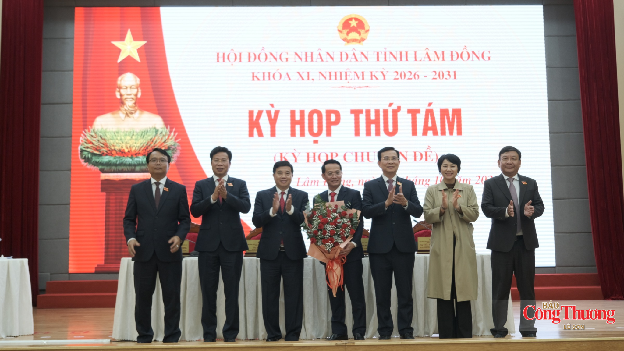 Tân Phó Chủ tịch UBND tỉnh Lâm Đồng chụp ảnh lưu niệm cùng Thường trực Tỉnh ủy Lâm Đồng