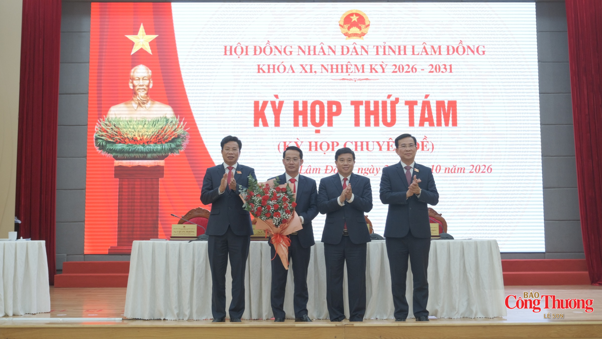Thường trực Tỉnh ủy Lâm Đồng tặng hoa chúc mừng tân Phó Chủ tịch UBND tỉnh Lâm Đồng
