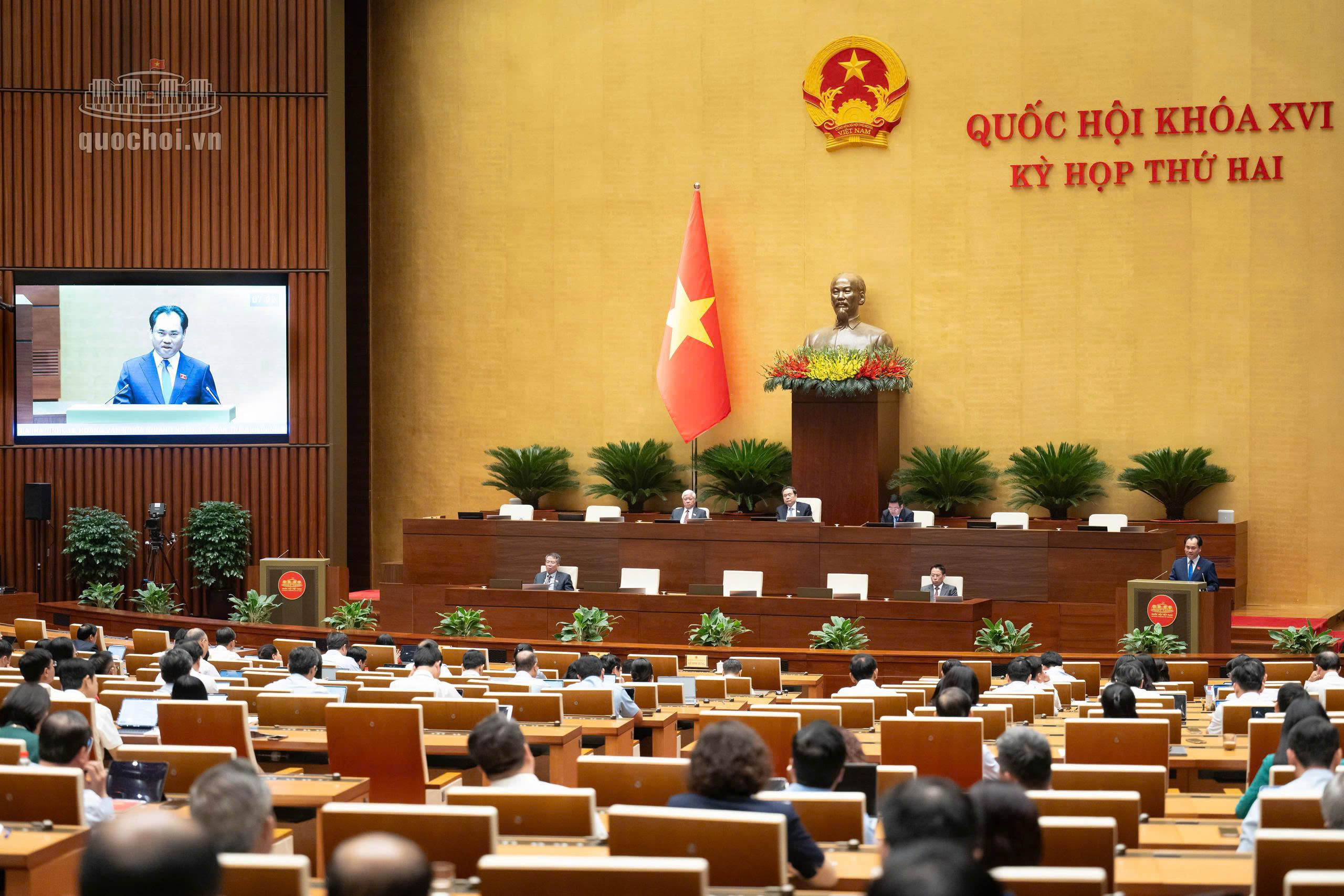 Bộ trưởng Bộ Nông nghiệp và Môi trường Trịnh Việt Hùng giải trình tại hội trường về các vấn đề đại biểu quan tâm.