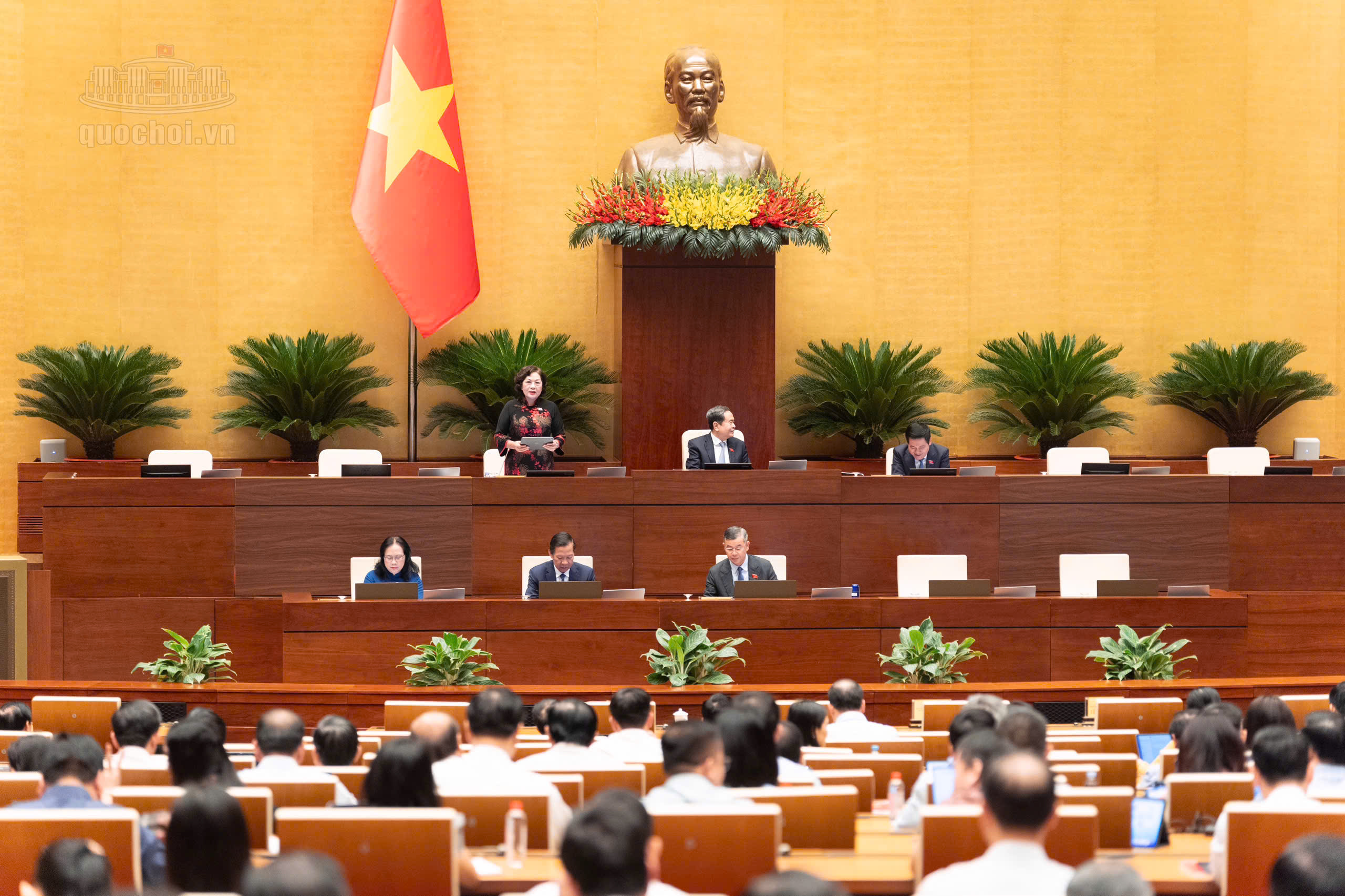 Phó Chủ tịch Quốc hội Nguyễn Thị Hồng điều hành phiên thảo luận.