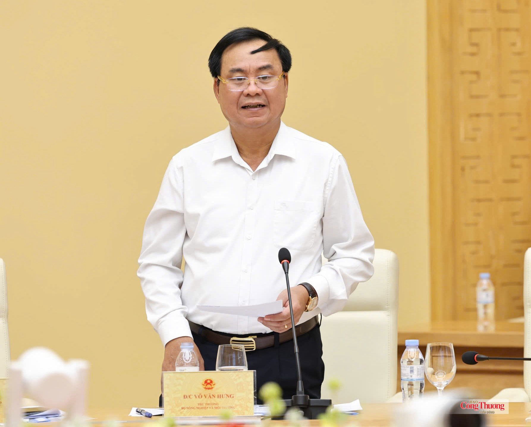 Thứ trưởng Bộ Nông nghiệp và Môi trường Võ Văn Hưng phát biểu tại hội nghị.