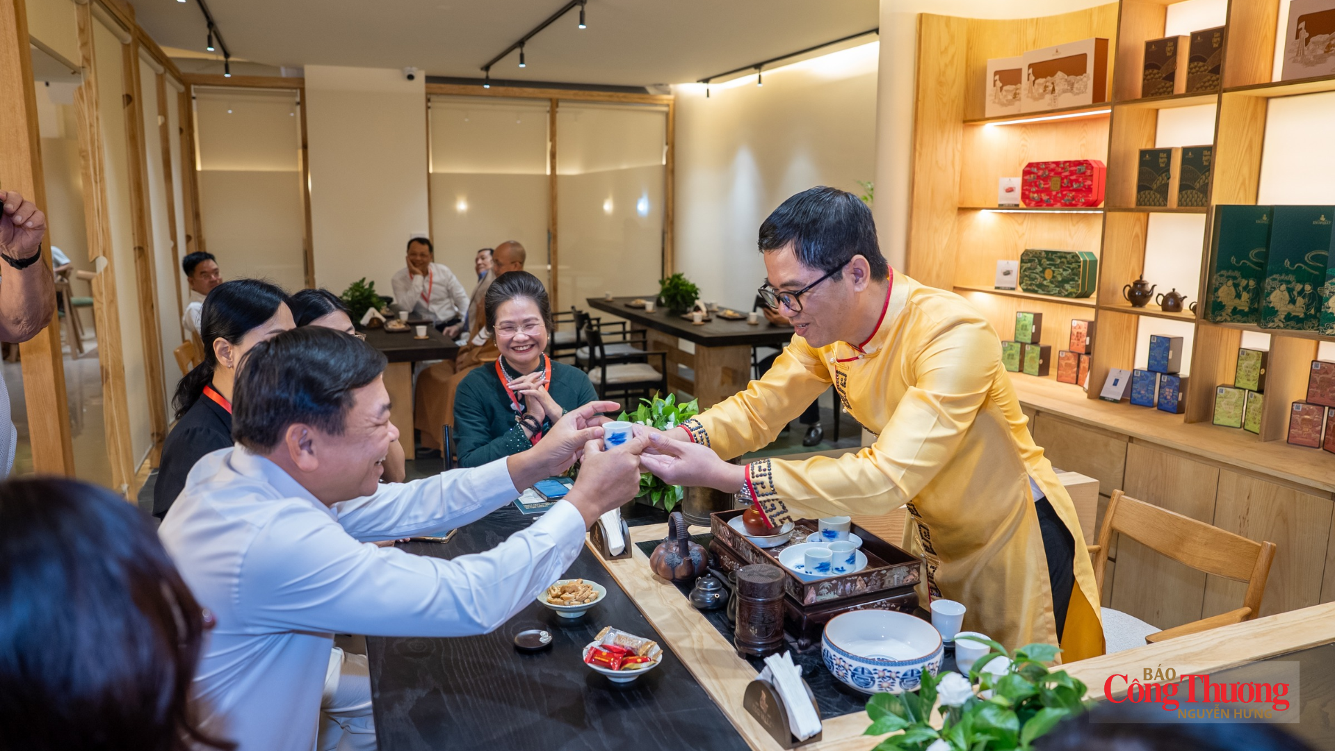 Các đại biểu trải nghiệm thưởng trà tại Trung tâm Văn hóa trà ESG Valley.