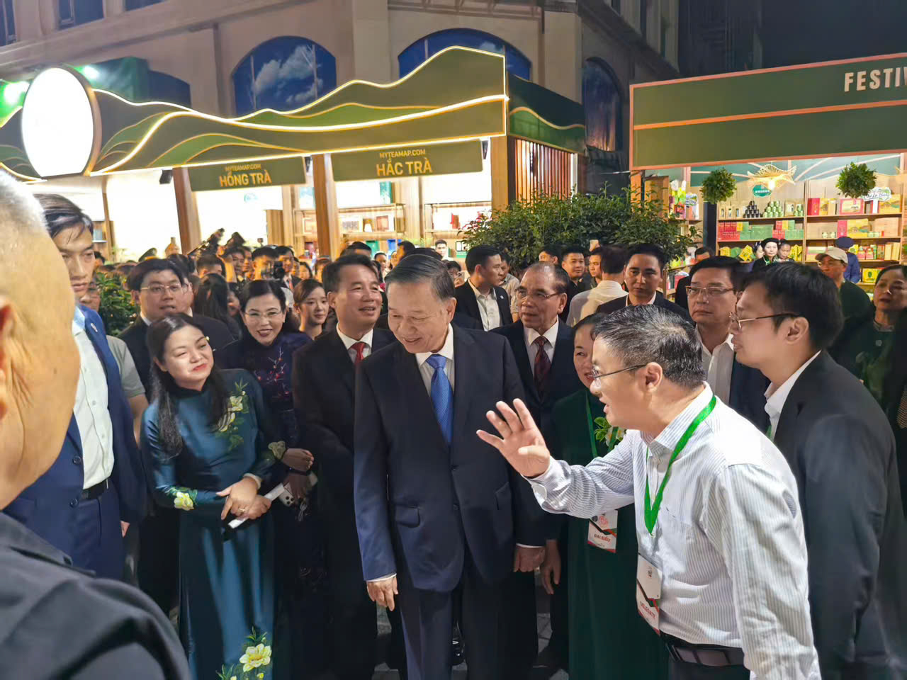 Tổng Bí thư, Chủ tịch nước Tô Lâm thăm các gian trưng bày trà của các doanh nghiệp thuộc Hiệp hội Trà tỉnh An Huy (Trung Quốc) tham dự Festival Trà quốc tế - Thái Nguyên 2026.