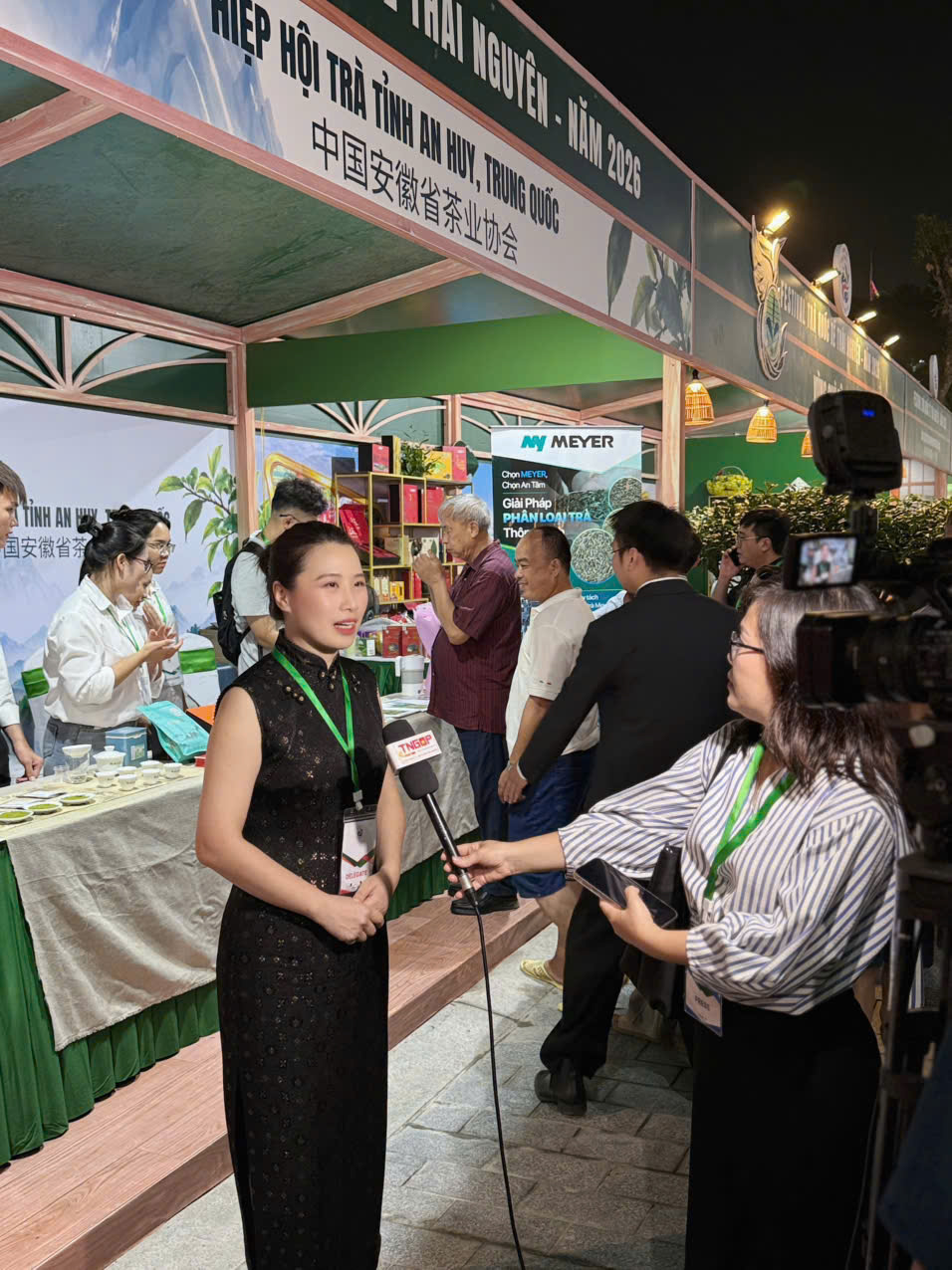 Đại diện Hiệp hội Trà tỉnh An Huy (Trung Quốc) trả lời phỏng vấn báo chí tại Festival Trà quốc tế - Thái Nguyên 2026.